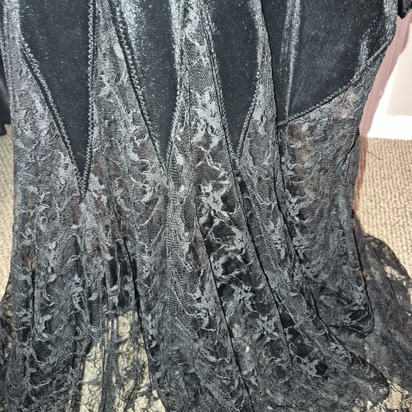 Elegant Black Dress with Lace Details - Picture 3 of 9